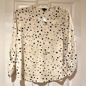 Ann Taylor fact, BNWT V-nck, sheared sleeve, size L, off wh w/bl blouse- Gorg.